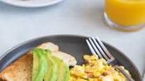Huevos Revueltos con Jamón y Queso Huevos Revueltos con Jamón y Queso