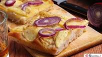 Focaccia con patate e cipolle Focaccia con patate e cipolle