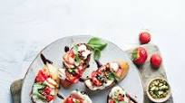 Süße Bruschetta mit Erdbeeren, Mozzarella und Balsamico Süße Bruschetta mit Erdbeeren, Mozzarella und Balsamico