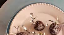 Shiny Chocolate-Covered Strawberries for New Year's Shiny Chocolate-Covered Strawberries for New Year's