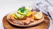Tosta de tortilla francesa, salmón y aguacate Tosta de tortilla francesa, salmón y aguacate