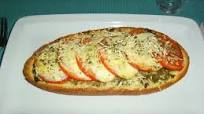 Bruschetta met tomaat, pesto en mozzarella Bruschetta met tomaat, pesto en mozzarella