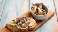 Tartina con spratto di aringa, un antipasto proteico Tartina con spratto di aringa, un antipasto proteico