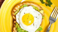 Tostada con huevo y aguacate (apta para diabéticos y sin gluten) Tostada con huevo y aguacate (apta para diabéticos y sin gluten)