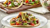 Tostadas de ensalada de frijoles con nopales y panela Tostadas de ensalada de frijoles con nopales y panela
