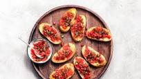 Bruschetta met tomaat en basilicum Bruschetta met tomaat en basilicum