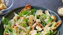 Caesar salad: la ricetta della storica insalata con il pollo Caesar salad: la ricetta della storica insalata con il pollo