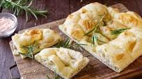 Focaccia ripiena di prosciutto e mozzarella Focaccia ripiena di prosciutto e mozzarella
