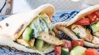 Kuřecí gyros s tzatziki Kuřecí gyros s tzatziki