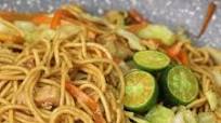 STIR FRY EGG NOODLES WITH CHICKEN ( EASY AND DELICIOUS ) STIR FRY EGG NOODLES WITH CHICKEN ( EASY AND DELICIOUS )