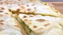 Focaccia in padella pesto e formaggio ricetta veloce Focaccia in padella pesto e formaggio ricetta veloce