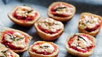 Mini pizza recipe with tomato and mozzarella Mini pizza recipe with tomato and mozzarella