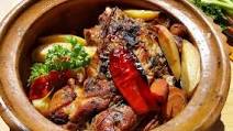 Roast the meat in a clay pot with a lid Roast the meat in a clay pot with a lid
