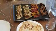 Souvlaki au poulet, légumes grillés, tzatziki et pita Souvlaki au poulet, légumes grillés, tzatziki et pita