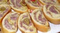 Rotolini di focaccia farciti con salsiccia, formaggio piccante e olive verdi Rotolini di focaccia farciti con salsiccia, formaggio piccante e olive verdi