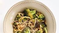 How to Spiralize Broccoli: Garlic Broccoli Noodles with Toasted Pine Nuts How to Spiralize Broccoli: Garlic Broccoli Noodles with Toasted Pine Nuts