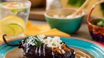Chile Ancho Relleno de Fideo Seco en Salsa de Frijol Chile Ancho Relleno de Fideo Seco en Salsa de Frijol
