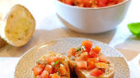 Bruschetta met tomaat, knoflook en basilicum Bruschetta met tomaat, knoflook en basilicum