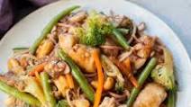 Chinese plum sauce noodles with chicken and veggies Chinese plum sauce noodles with chicken and veggies