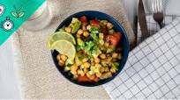 Bowl de garbanzos tostados con piña y aguacate Bowl de garbanzos tostados con piña y aguacate