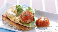 Bruschetta com frango, alface e tomate Bruschetta com frango, alface e tomate