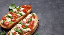 Bruschetta à l’ail aux tomates et mozzarella Bruschetta à l’ail aux tomates et mozzarella