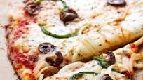 Low-carb cauliflower pizza with green peppers and olives Low-carb cauliflower pizza with green peppers and olives