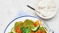 Grönärtsfritters med tzatziki och paprikasallad Grönärtsfritters med tzatziki och paprikasallad