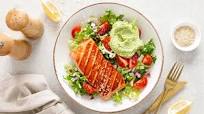 Lachs auf Salat mit Guacamole Lachs auf Salat mit Guacamole