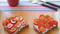 Tostadas con queso cottage, fresas y pistachos, un desayuno sano y rico para conquistar Tostadas con queso cottage, fresas y pistachos, un desayuno sano y rico para conquistar