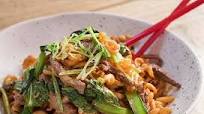 Jerry Mai's nui xao bo stir-fry pasta and beef Jerry Mai's nui xao bo stir-fry pasta and beef