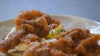 Tostadas de huevo estrellado con chicharrón en salsa roja Tostadas de huevo estrellado con chicharrón en salsa roja