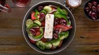 Greek Salad : How to make a traditional and easy Greek salad Greek Salad : How to make a traditional and easy Greek salad