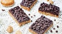 Barras energéticas de chocolate y mantequilla de maní sin hornear Barras energéticas de chocolate y mantequilla de maní sin hornear