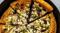 Pesto Chicken Pizza {Cast Iron Skillet Pizza} Pesto Chicken Pizza {Cast Iron Skillet Pizza}