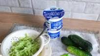 Tzatziki na bazie jogurtu greckiego Tzatziki na bazie jogurtu greckiego