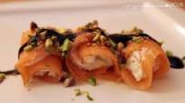 Rotolini di salmone e ricotta con granella di pistacchi Rotolini di salmone e ricotta con granella di pistacchi