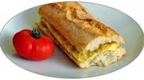 Bocadillo pequeño de tortilla francesa y tomate Bocadillo pequeño de tortilla francesa y tomate