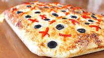 Focaccia con peperoni e olive Focaccia con peperoni e olive