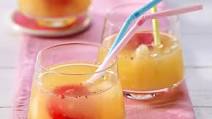 Ananas-Bowle mit Kaltschale-Würfeln Ananas-Bowle mit Kaltschale-Würfeln