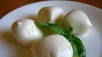 Mozzarella di bufala con sedano e bottarga Mozzarella di bufala con sedano e bottarga