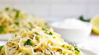 Pasta Aglio e Olio {Pasta with Garlic and Oil} Pasta Aglio e Olio {Pasta with Garlic and Oil}