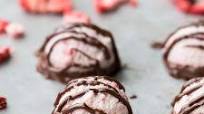 No-Bake Chocolate Dipped Strawberry Macaroons (Gluten-Free, Paleo + Vegan) No-Bake Chocolate Dipped Strawberry Macaroons (Gluten-Free, Paleo + Vegan)