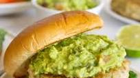 Juicy Chicken Burgers with Guacamole Juicy Chicken Burgers with Guacamole