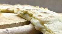 Focaccia in padella pesto e formaggio ricetta veloce Focaccia in padella pesto e formaggio ricetta veloce