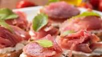Bruschetta à la tomate, au jambon de parme et à la mozzarella Bruschetta à la tomate, au jambon de parme et à la mozzarella