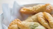 Mini Calzones Stuffed with Pepperoni, Pesto and Ricotta Mini Calzones Stuffed with Pepperoni, Pesto and Ricotta
