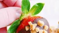 EASY CHOCOLATE COVERED STRAWBERRIES EASY CHOCOLATE COVERED STRAWBERRIES