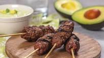 Beef Kabobs with Avocado Tzatziki Sauce Beef Kabobs with Avocado Tzatziki Sauce