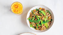 Minced pork and snow pea stir-fry with noodles Minced pork and snow pea stir-fry with noodles